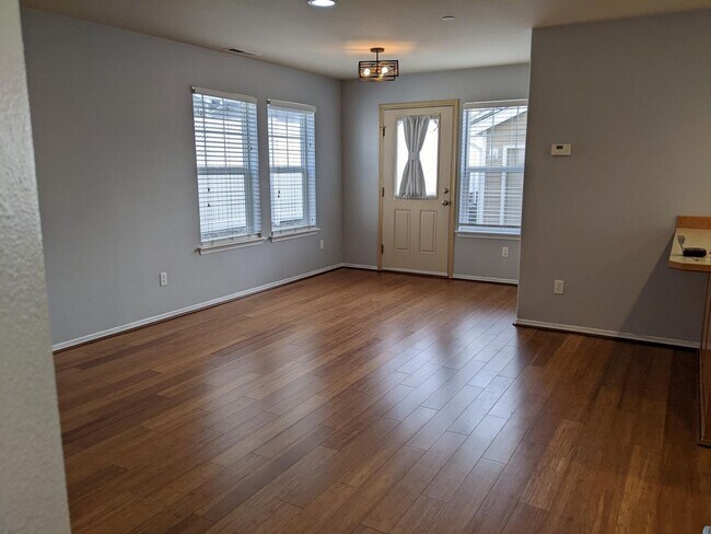 Building Photo - 4 bed, 2.5 bath home in DuPont!