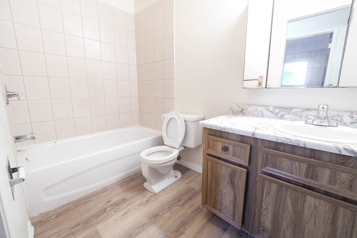 Building Photo - Heritage Manor