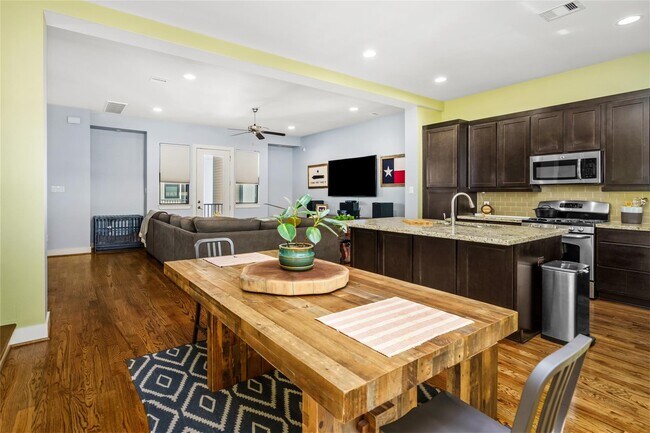 Foto del edificio - 1720 Live Oak St