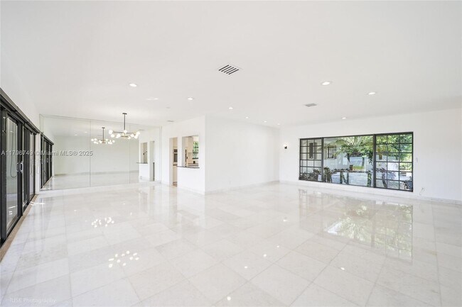 Foto del edificio - 1570 Bay Dr