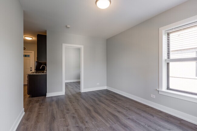 Building Photo - 709 W Brompton Ave