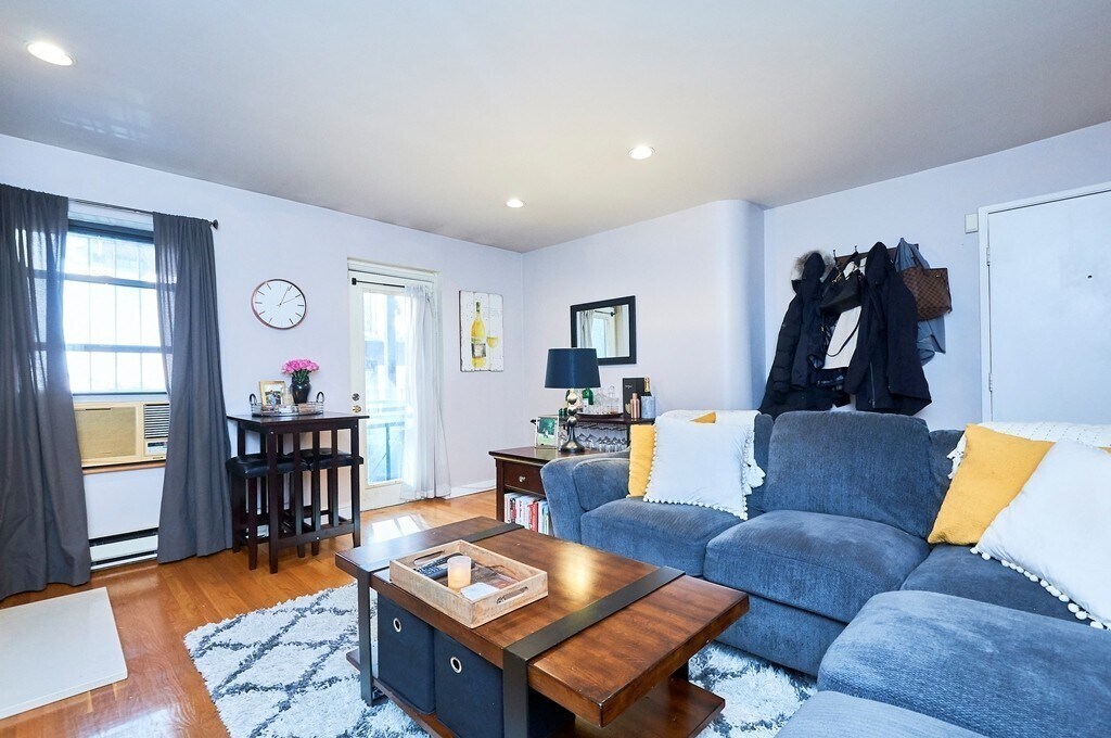 Building Photo - 18 E Springfield St