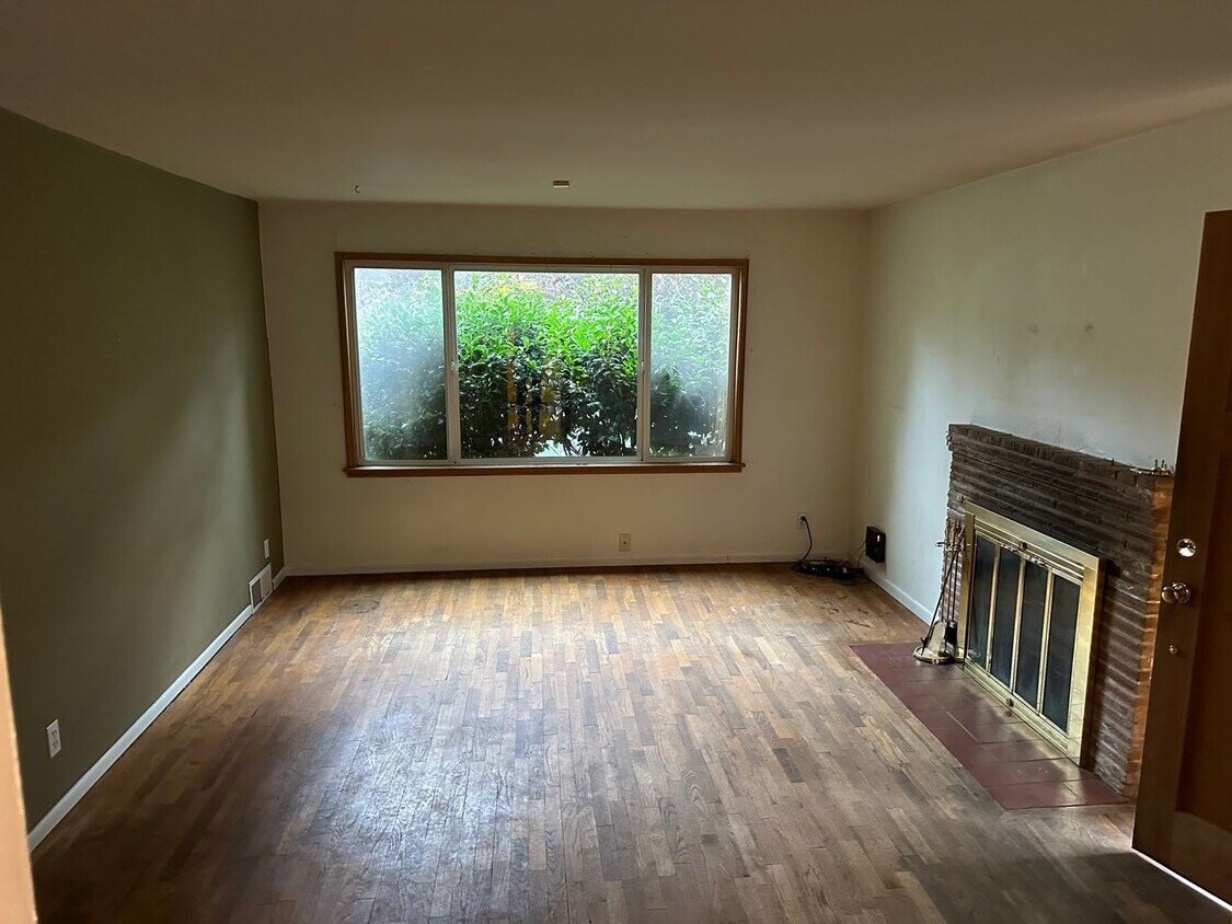 Primary Photo - Cozy Maple Leaf Home For Rent!