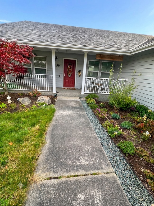 Building Photo - 1199 NW Redwing Dr