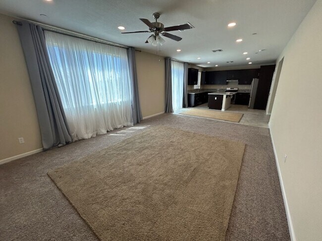 Foto del edificio - 4 bedroom 3 bathroom in Hanford!