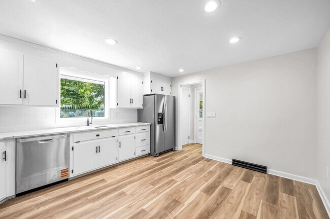 Foto del edificio - 557 Maple Rd