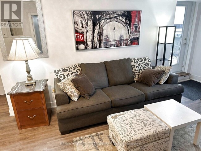 Photo du bâtiment - 20 Blue Jays Way