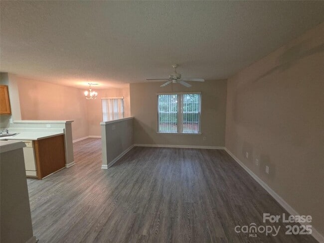 Foto del edificio - 9933 Birch Knoll Ct