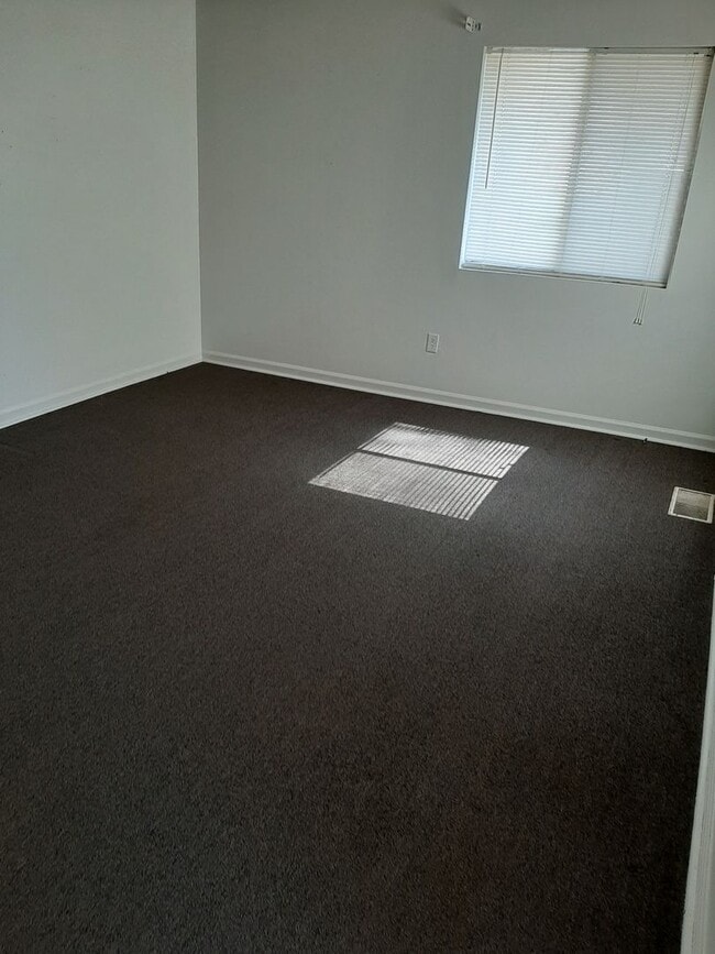 Building Photo - 2 Bedroom, 1 Bath House