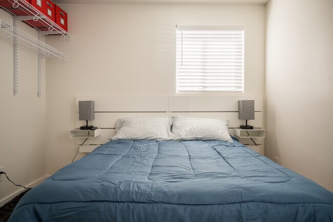 Furnished Bedroom - 515 Mountain View Ave