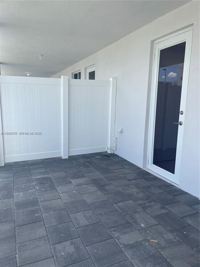 Foto del edificio - 10300 NW 66th St