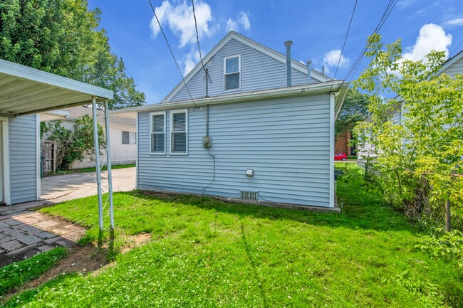 Building Photo - 23045 E Thirteen Mile Rd
