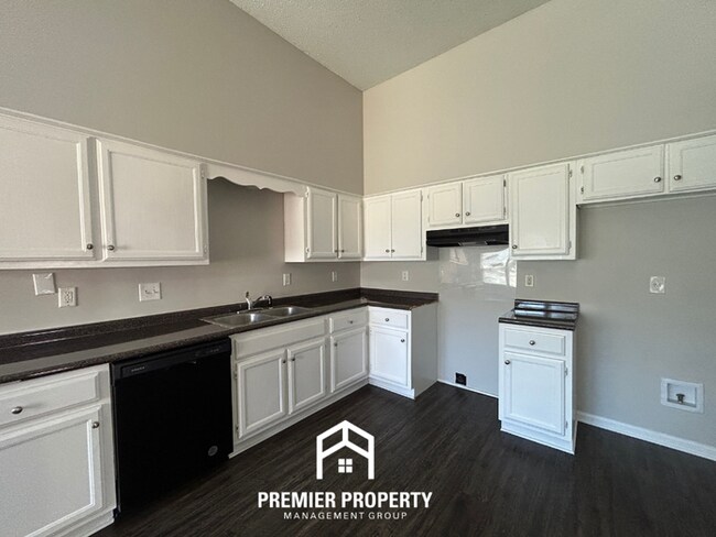 Building Photo - Spacious 3BR Memphis Home | Vaulted Ceilings, Fireplace, 2-Car Garage & Fenced Yard