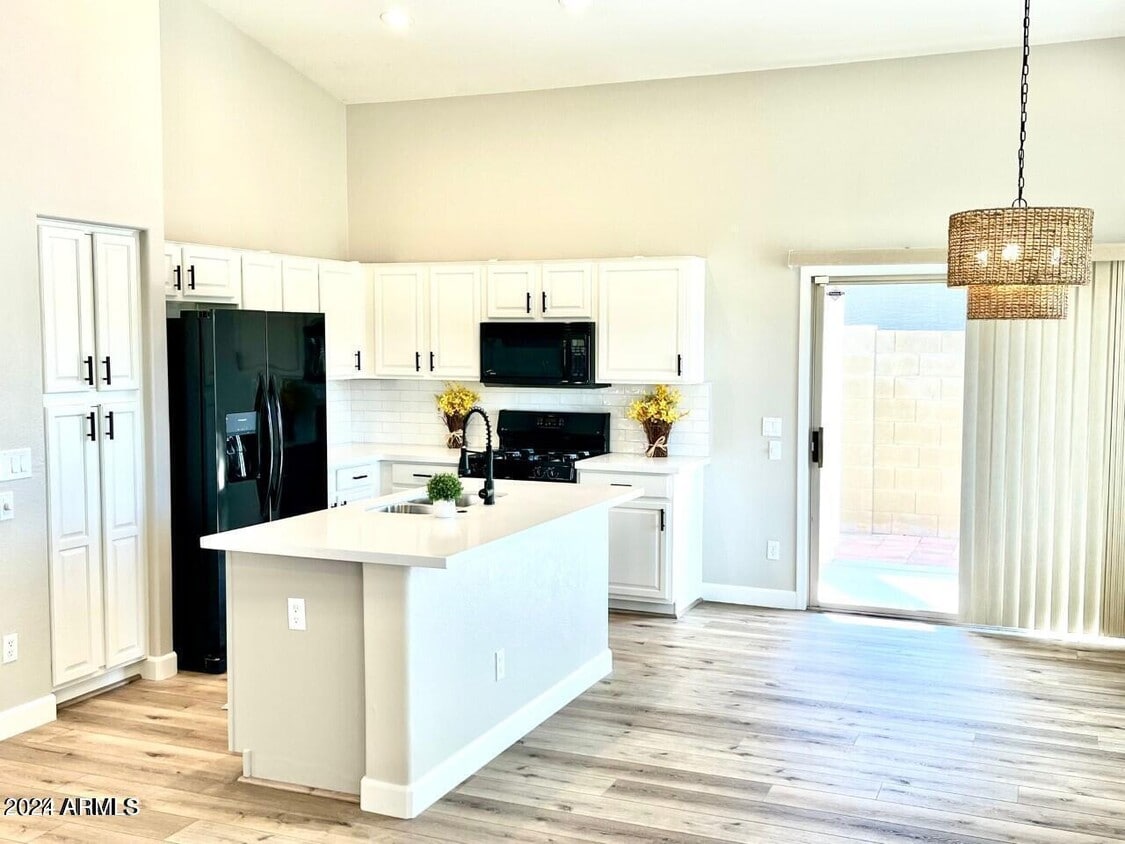 Primary Photo - 40618 N Apollo Way