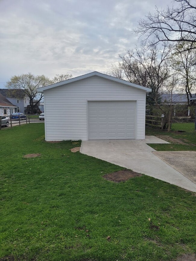 Building Photo - Four Bedroom One and a Half Bath House