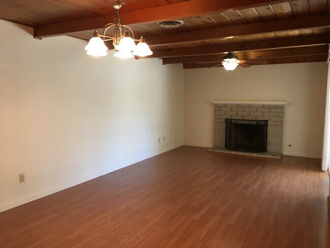 Building Photo - Beautiful Southside Home Near Schools!