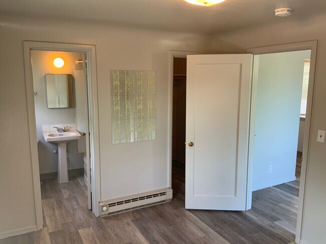 Foto del edificio - LOWER SOUTH HILL ONE BEDROOM CLOSE TO HUCKLEBERRY MARKET