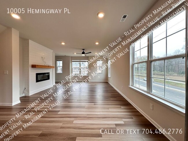 Building Photo - Immaculate townhome with plenty of rooms a...