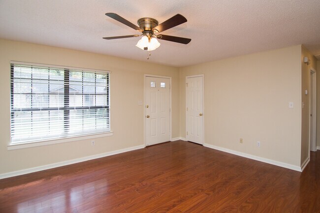 Building Photo - 1601 Carolwood Ct
