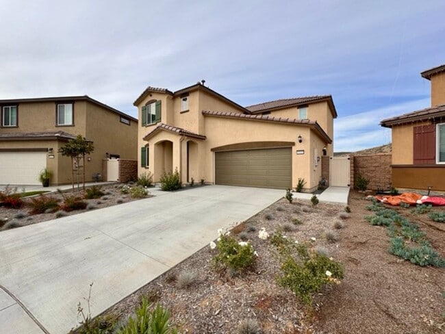 Foto del edificio - MOVE IN SPECIAL! $1000 off 1st month rent if you move in the month of January! Spacious 4 Bedroom...