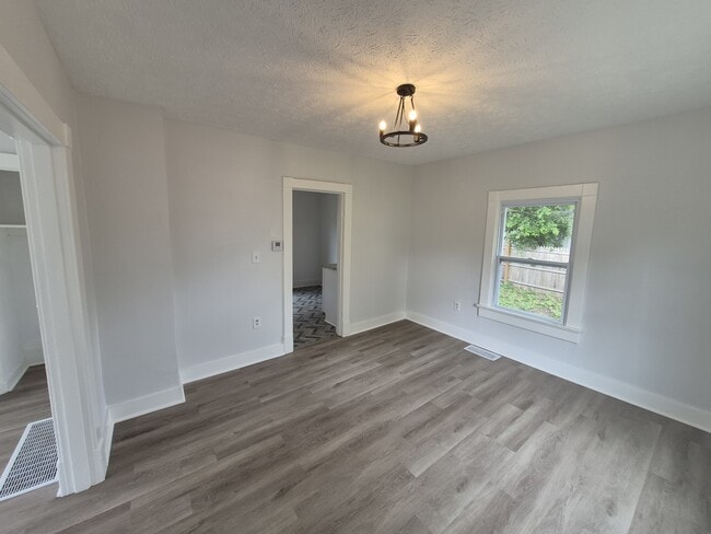 Photo - 210 S Hedges St House