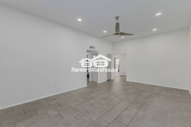 Building Photo - 13211 N Cedar Dr