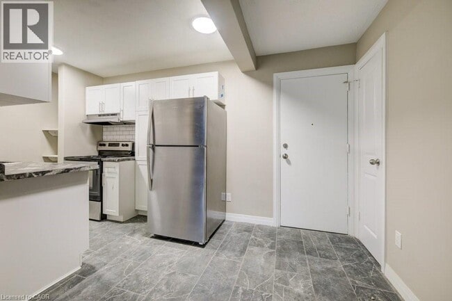 Building Photo - 82 Elgin St S