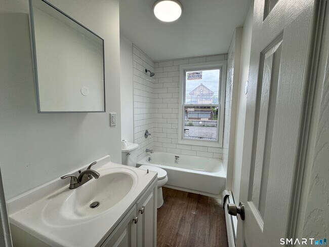 Foto del edificio - 81 Springdale Ave