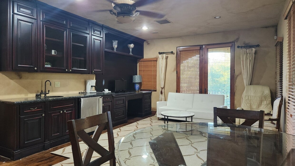 Primary Photo - Fully Furnished! Charming 1BED/1BATH priva...