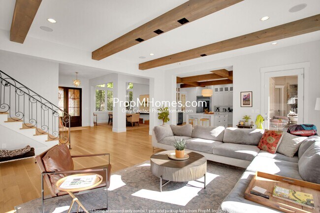 Foto del edificio - Updated Luxury Retreat in Lake Grove - Four Bedrooms!