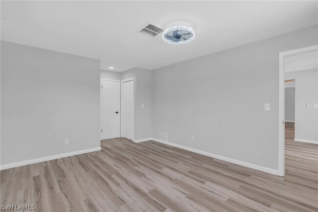 Building Photo - 5230 Sarasota Ct