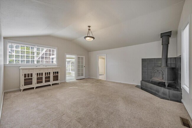 Building Photo - 31 Manzanita Ave
