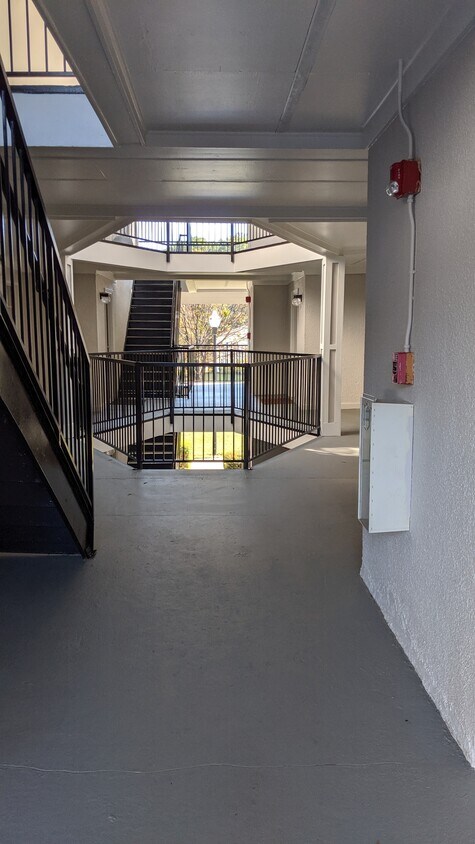 Foyer - 1150 Collier Rd NW