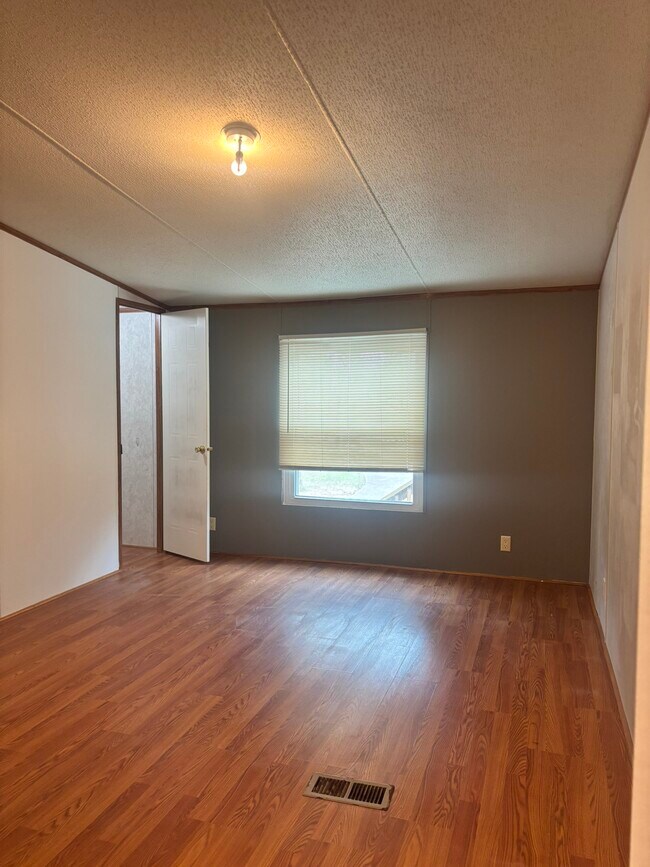 Building Photo - 54 Erin Dr