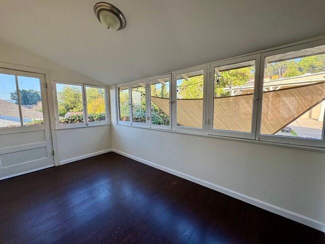 Building Photo - Centrally Located Minutes away from Downtown, Silver Lake, and Eagle Rock