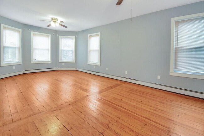 Building Photo - 11 Larch St