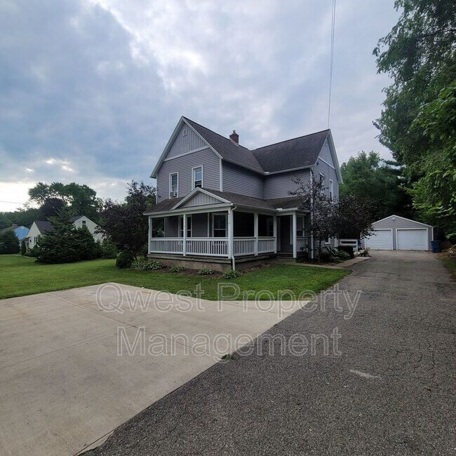 Foto del edificio - 714 4 Mile Rd NW