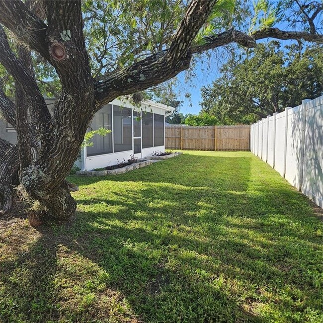 Foto del edificio - 6008 Firefly Ln
