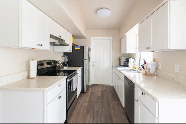 Building Photo - 6221 Perrine Dr