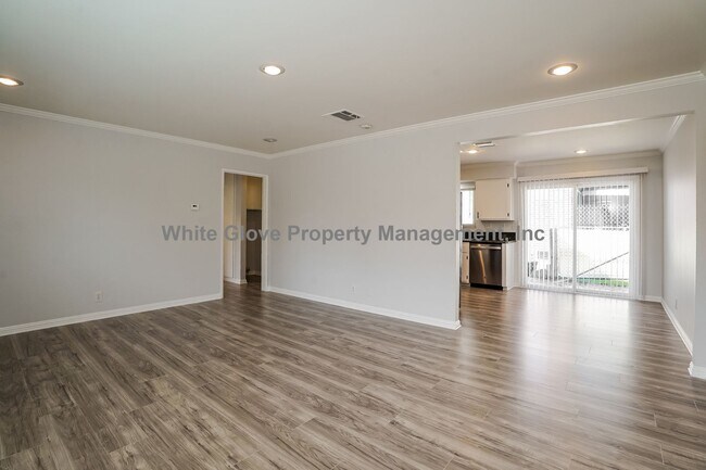 Foto del edificio - Stylishly Remodeled 2 Bed Townhome in Prime Temple City Location
