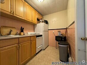 Building Photo - 1063 Beacon St