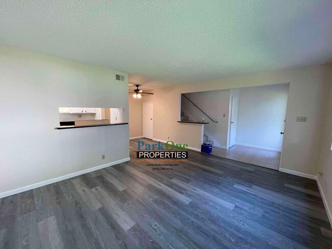 Building Photo - Great 2 bed 1 Bath Condo in Concord Availa...