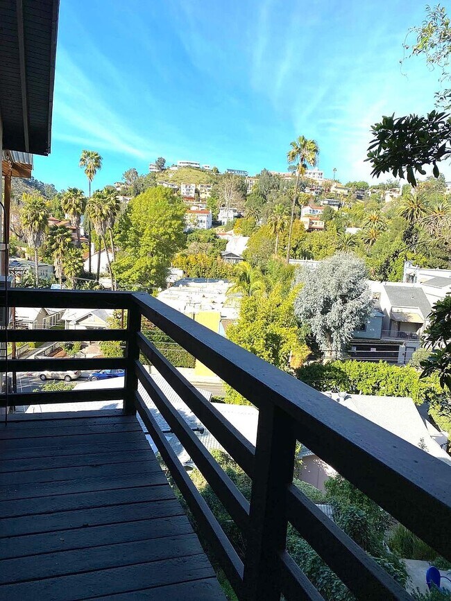entry - 2101 Ivar Ave