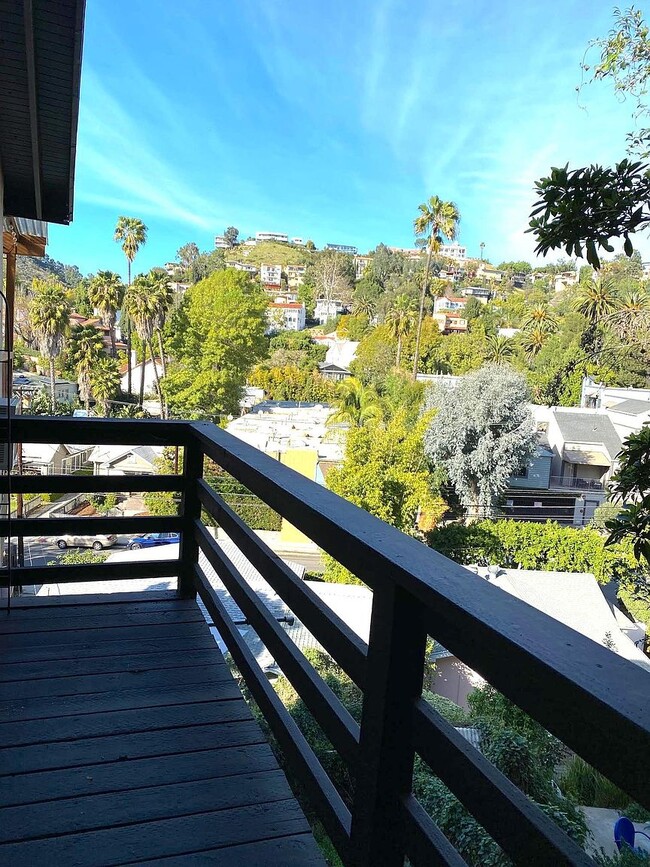 entry - 2101 Ivar Ave