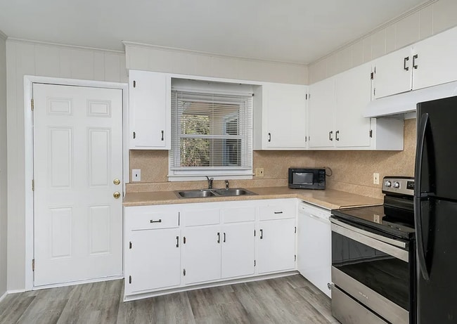 Building Photo - 2 Bedroom Units