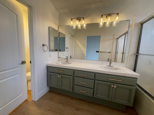 Double vanity - 4466 San Joaquin St