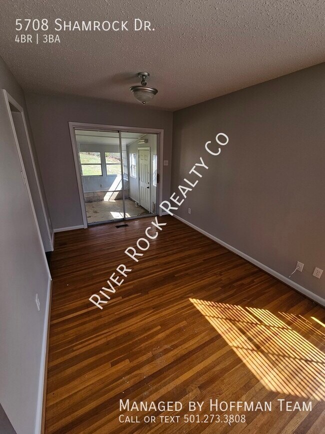 Foto del edificio - 5708 Shamrock Dr