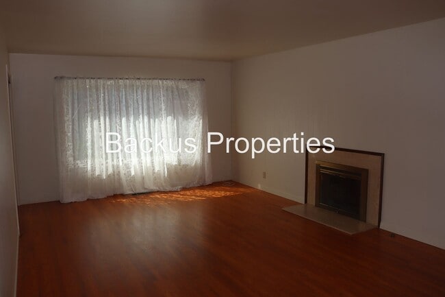 Foto del edificio - Wonderful three bedroom home in Monterey Park area of South Salinas