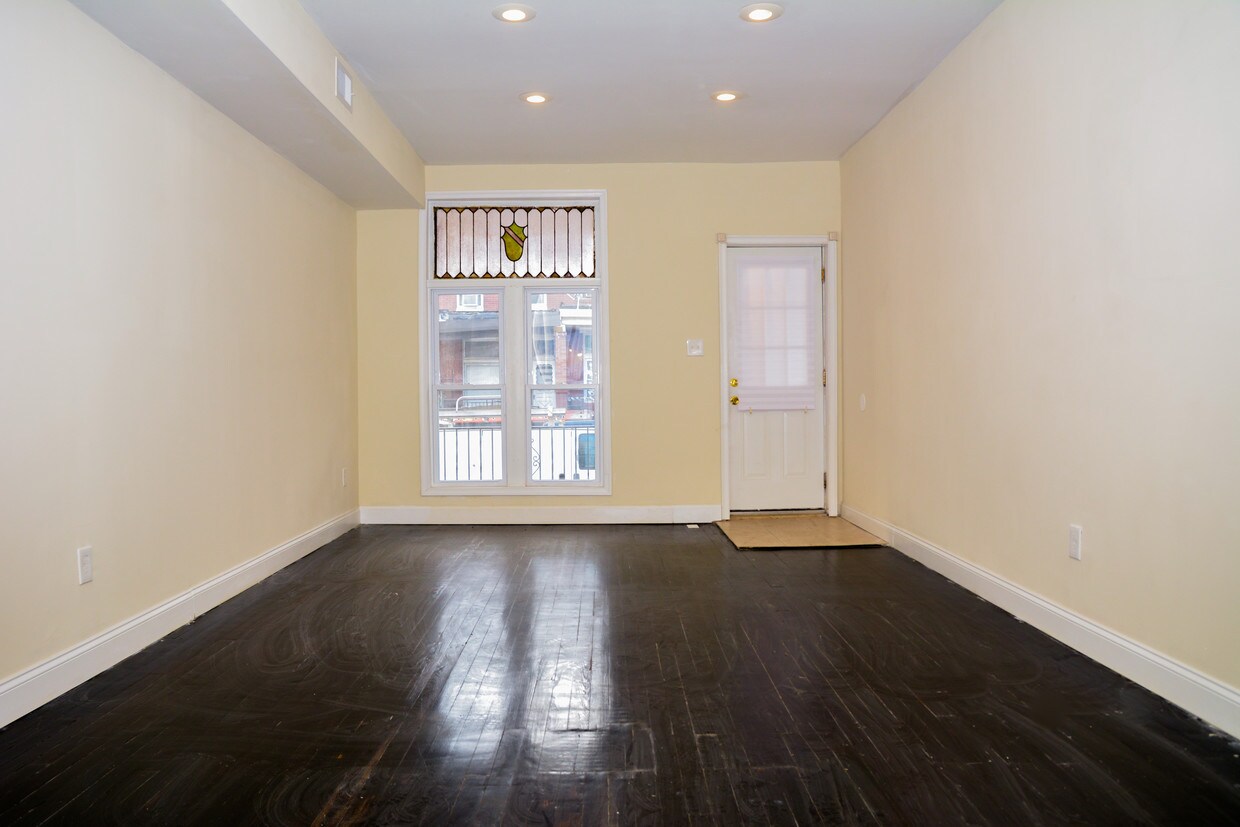Livingroom - 311 N Ellwood Ave
