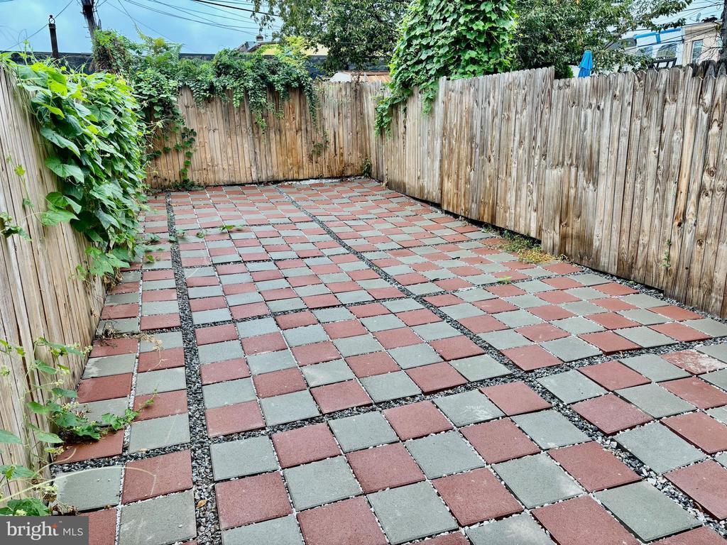 Building Photo - 2042 E Somerset St